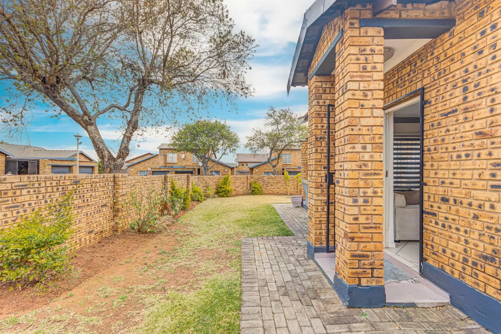 Townhouse in Honeypark, Roodepoort photo 2